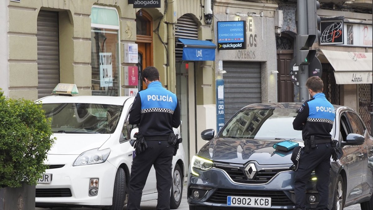 Policia multando a un taxista en la calle Angustias.- Photogenic/Miguel Ángel Santos.