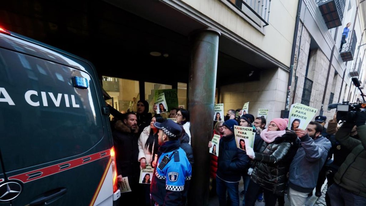 Familiares y amigos concentrados a a las puertas de los juzgados de Valladolid ante la llegada del sospechoso Óscar S. para prestar declaración. / M.A. Santos (Photogenic)