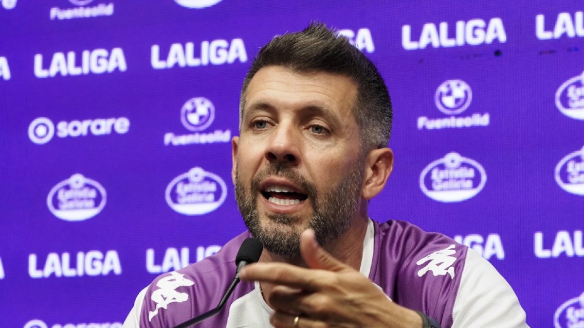 Pezzolano en su primera rueda de prensa en la temporada 2023/24. PHOTOGENIC/Miguel Ángel Santos