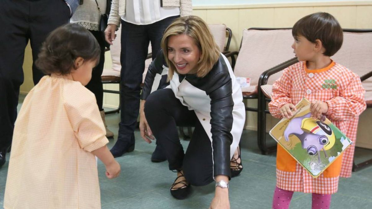 La consejera de Familia e Igualdad de Oportunidades, Alicia García, visita la ampliación de la Escuela de Educación Infantil Alborada, en Olmedo.-ICAL