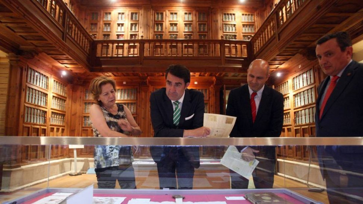 El delegado del Gobierno en Castilla y León, Juan Carlos Suárez-Quiñones, visita el Archivo General de Simancas, junto al subdelegado, Jorge Llorente y el alcalde de esta localidad, Miguel F. Rodríguez, en el marco del Día Internacional de los Archivos-ICAL