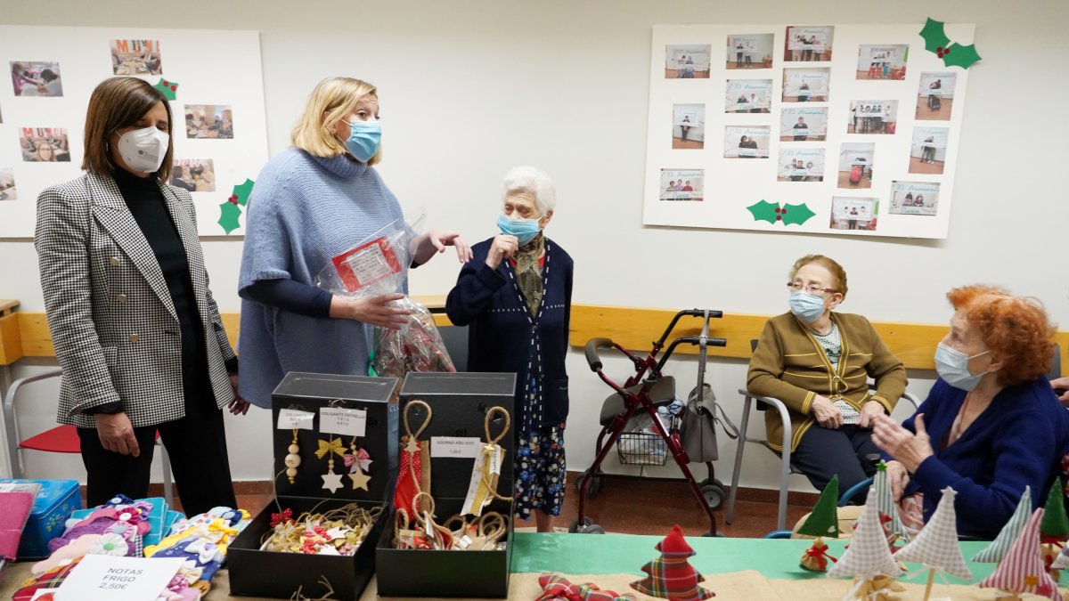 La consejera de Familia e Igualdad de Oportunidades, Isabel Blanco, visita el mercadillo navideño de los usuarios de la Residencia Asistida de Personas Mayores ''La Rubia''. ICAL
