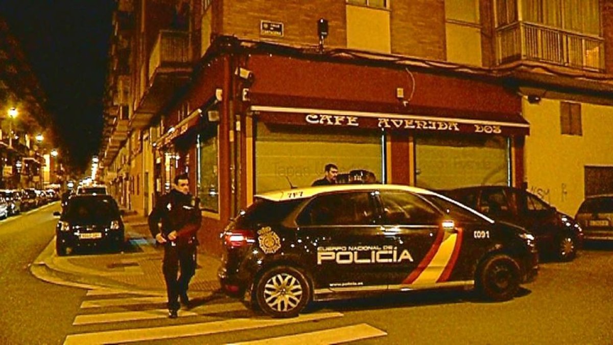Agentes de la Policía Nacional en el bar donde se produjo el tiroteo, minutos después de la agresión.-LA 8 VALLADOLID