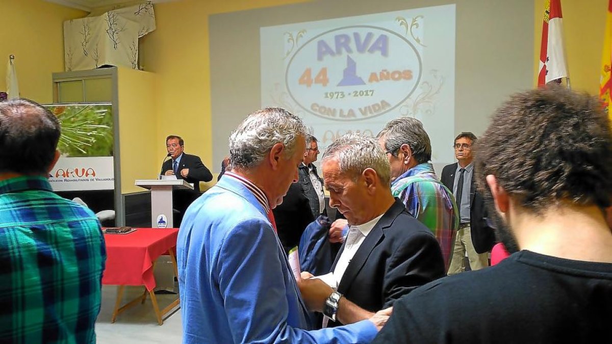 Miembros de la Asociación de Alcohólicos Rehabilitados momentos antes de comenzar el acto de aniversario-A.F.L.