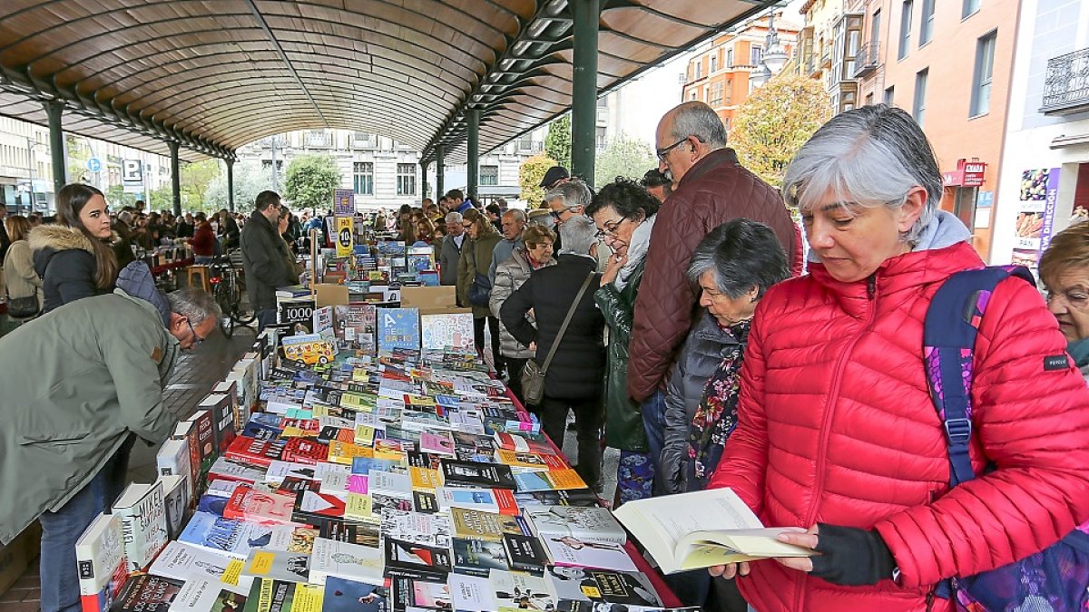 Photogenic/Miguel Ángel Santos. Valladolid. 23/4/2019. PLAZAde ESPAÑA. Día del LIBRO (Una general grande vertical/cuadrada). Si hay algún autor firmando libros haced también alguna. Apartir de las 12,00 estará Redry firmando en ‘El sueño de Pepa’). Iré por la mañana (Ana de la Fuente) y si hay más escritores os aviso