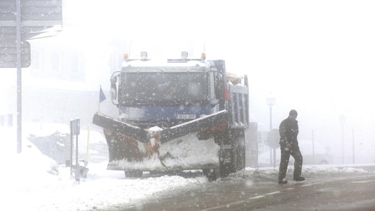 Un quitanieves realiza labores en León.-ICAL