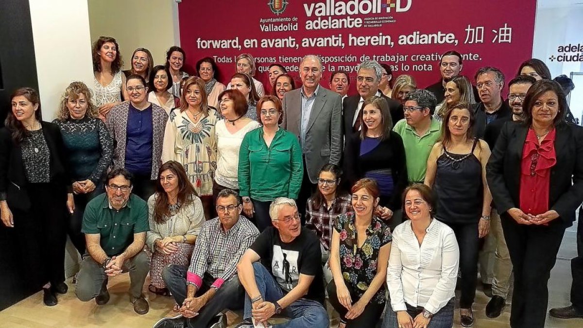 Los participantes en las lanzaderas de empleo con el concejal Antonio Gato y el director de la Fundación Santa María la Real, Juan Carlos Prieto, en el centro-EL MUNDO