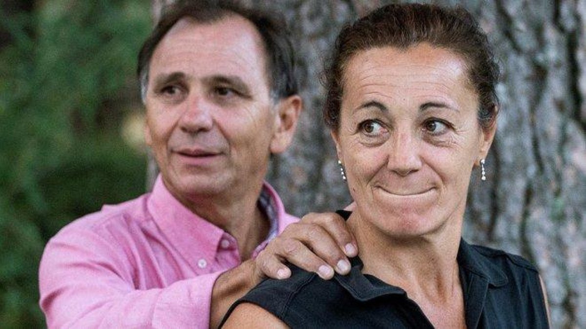 Dolores Fernández Ochoa y Adrián Federighi, hermana y cuñado de la desaparecida, atienden a los medios en Cercedilla (Madrid), donde continúa la búsqueda de Blanca.-EFE / RODRIGO JIMÉNEZ