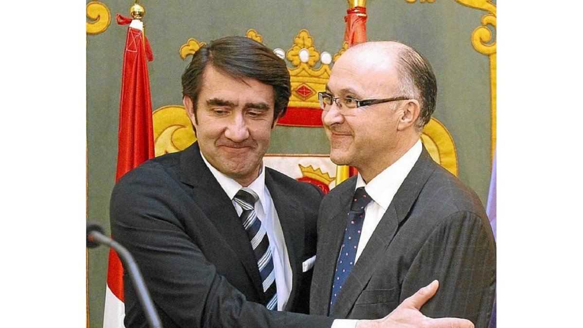 Suárez-Quiñones abraza a Ruiz Medrano el día de su nombramiento como subdelegado de Gobierno en León-El Mundo