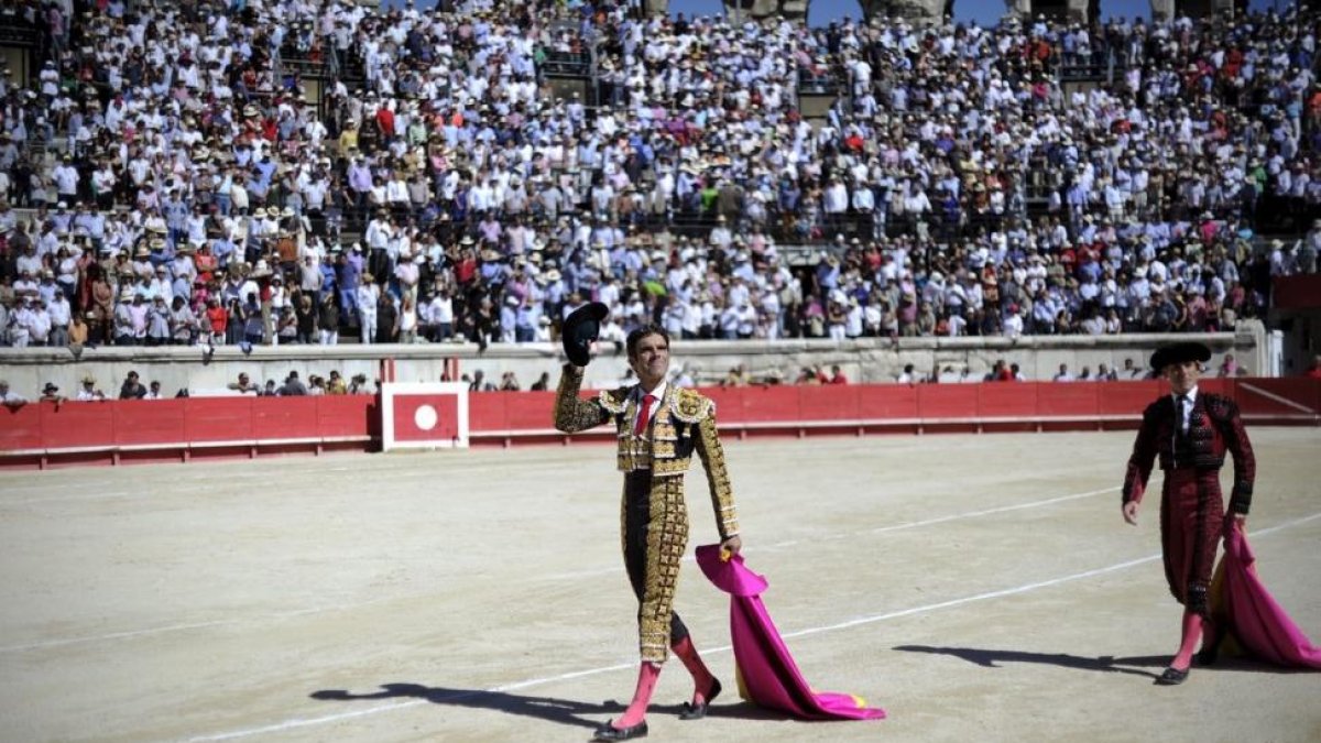 José Tomás saluda en Nîmes, en septiembre del 2012, tras cortar 11 orejas y un rabo.-EFE