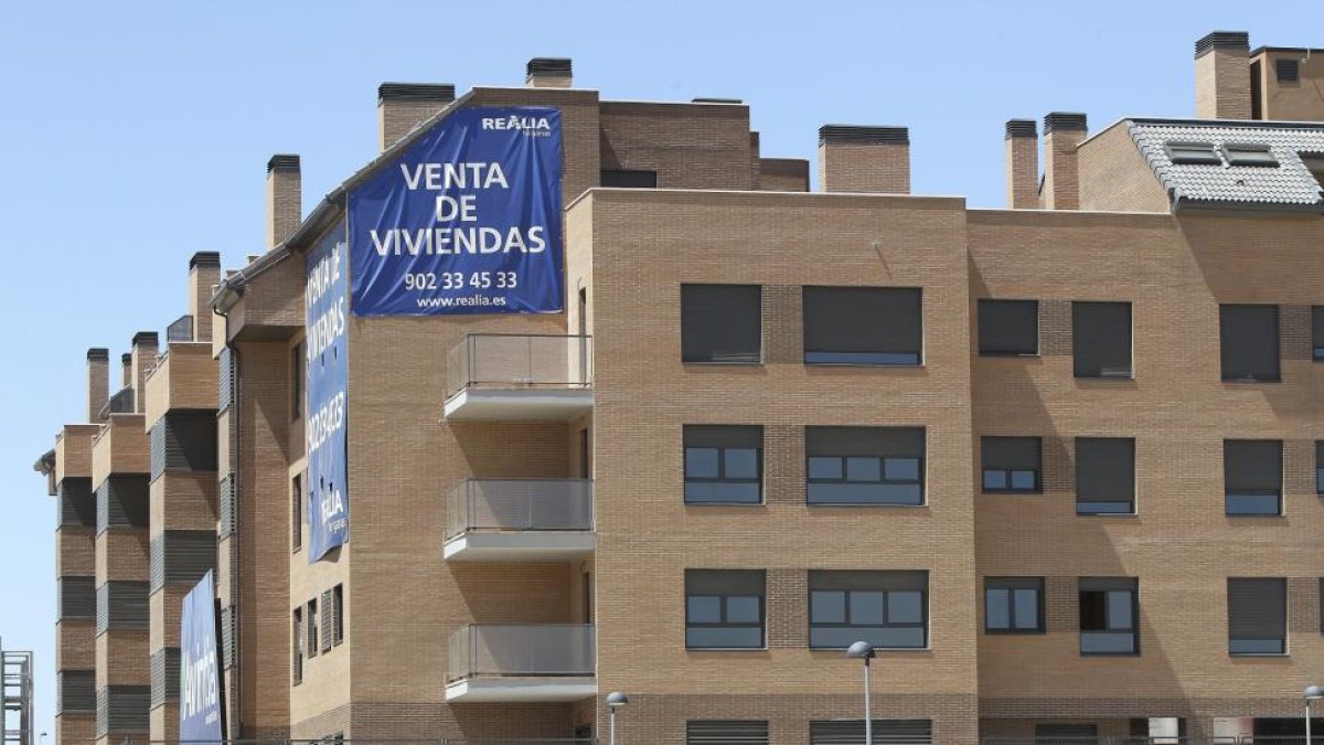 La compraventa de viviendas cae un 43% con 260 casas vendidas.- E. M.