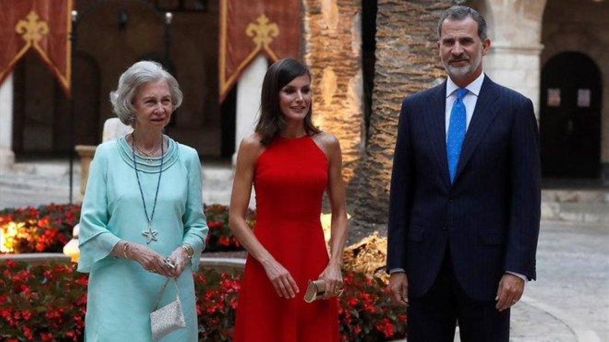 Sofía, Letizia y Felipe VI, en la recepción en el Palacio de la Almudaina, en Palma.-EFE / BALLESTEROS
