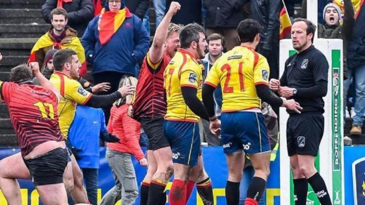 Varios jugadores de la selección española se dirigen al árbitro al final del partido contra Bélgica.-AFP