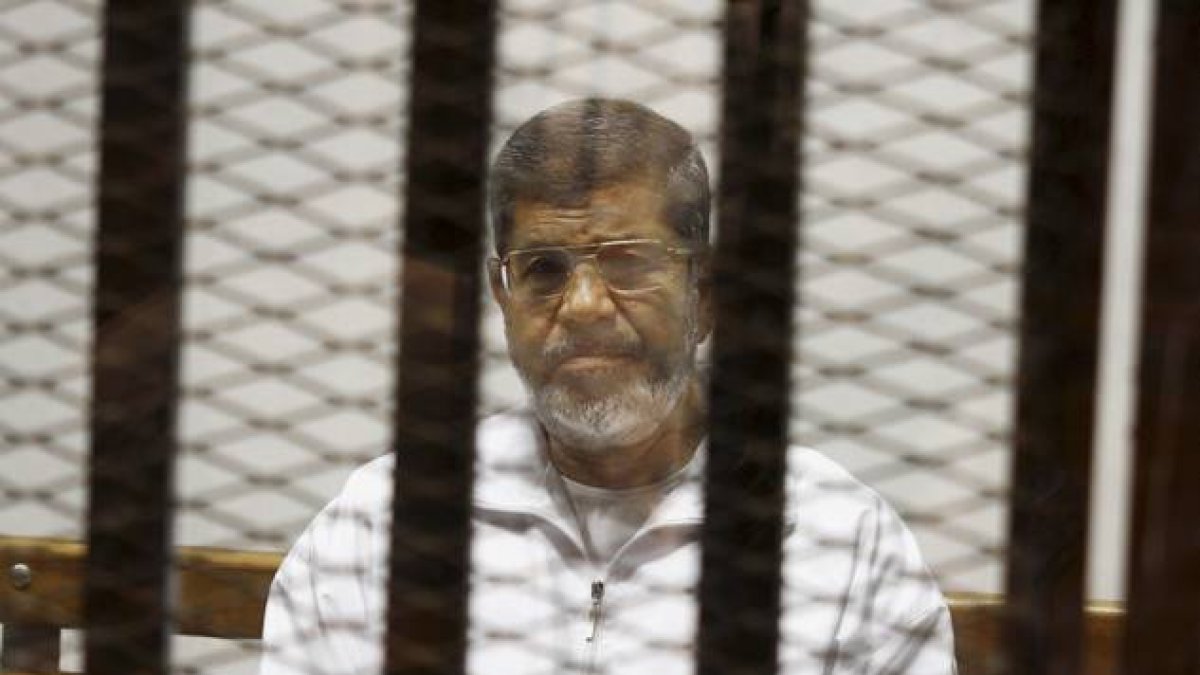 Imagen del expresidente Mohammed Mursi encarcelado tomada el 8 de mayo del 2014.-Foto: AP / TAREK EL GABBAS