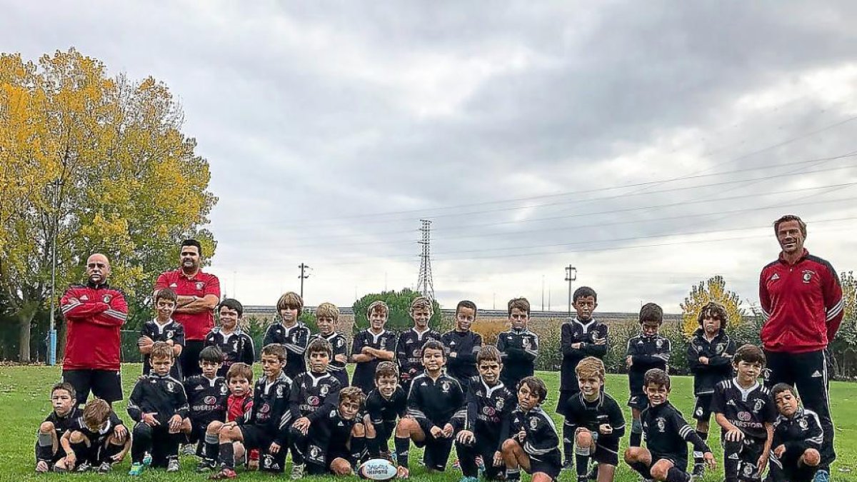 Foto de familia del equipo sub 8 posando en los campos de Pepe Rojo junto a sus entrenadores, entre ellos Alvar Enciso.-EL SALVADOR