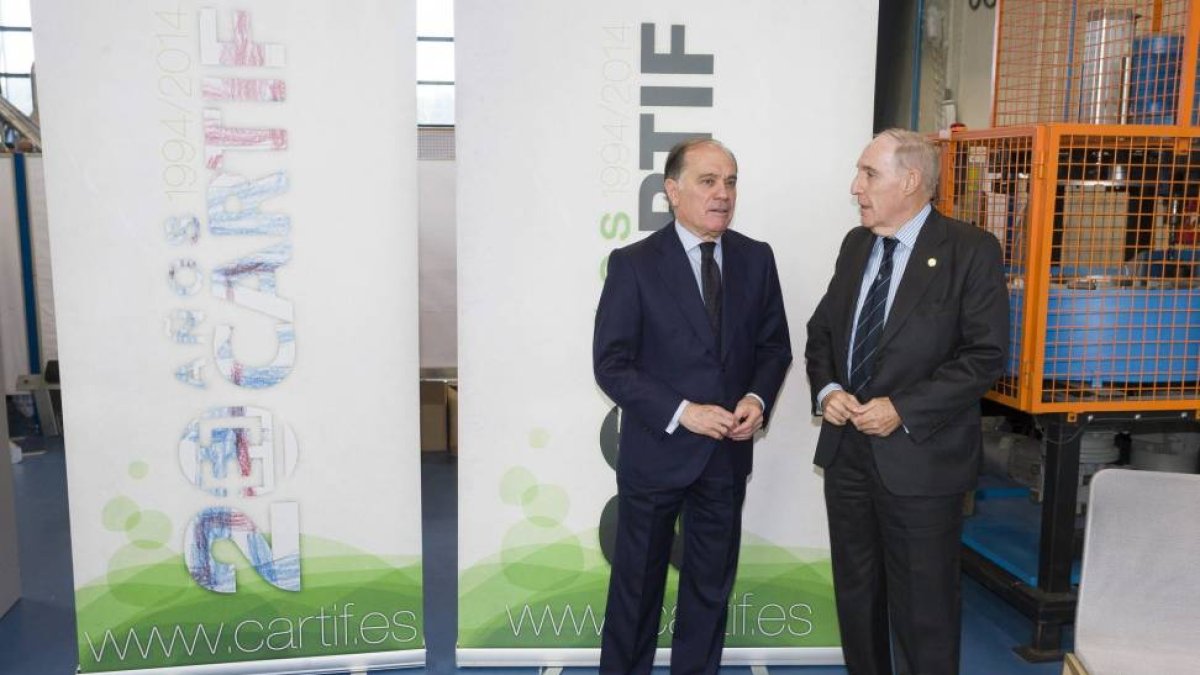 El centro tecnológico CARTIF celebra su veinte aniversario con la presencia del consejero de Economía Tomás Villanueva (i) y el director general de Cartif, José Ramón Perán (d)-Efe