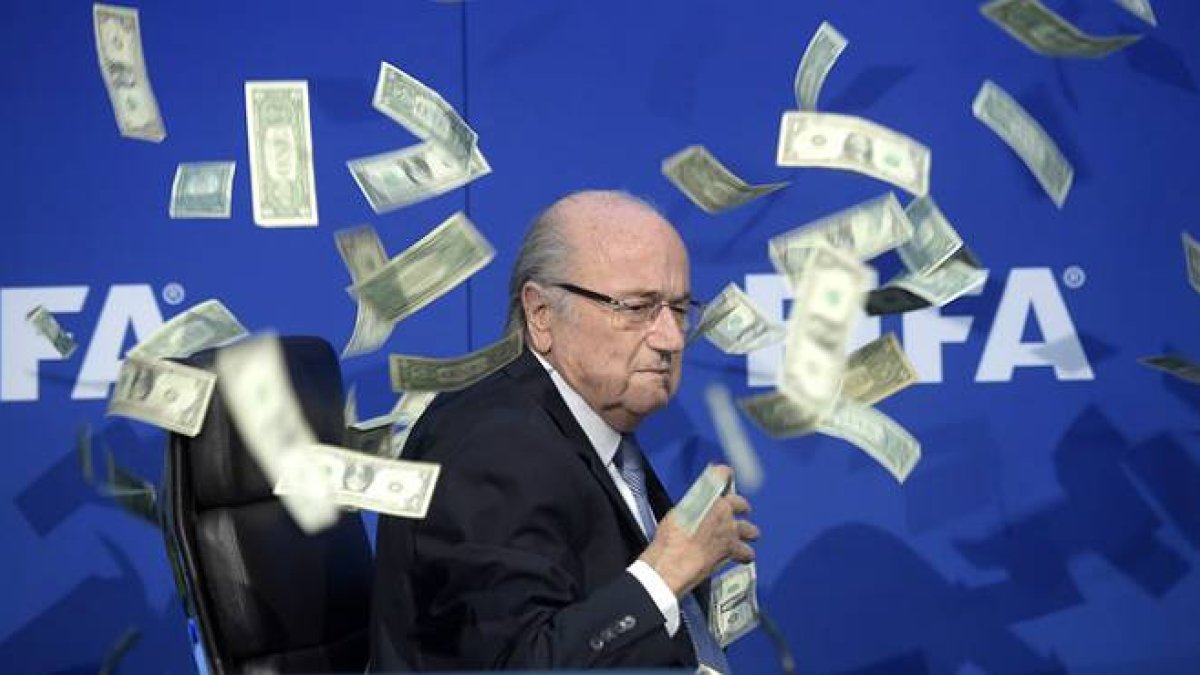 Un intruso ha irrumpido en la rueda de prensa del presidente de la FIFA y le ha lanzado un fajo de billetes.-Foto: AP
