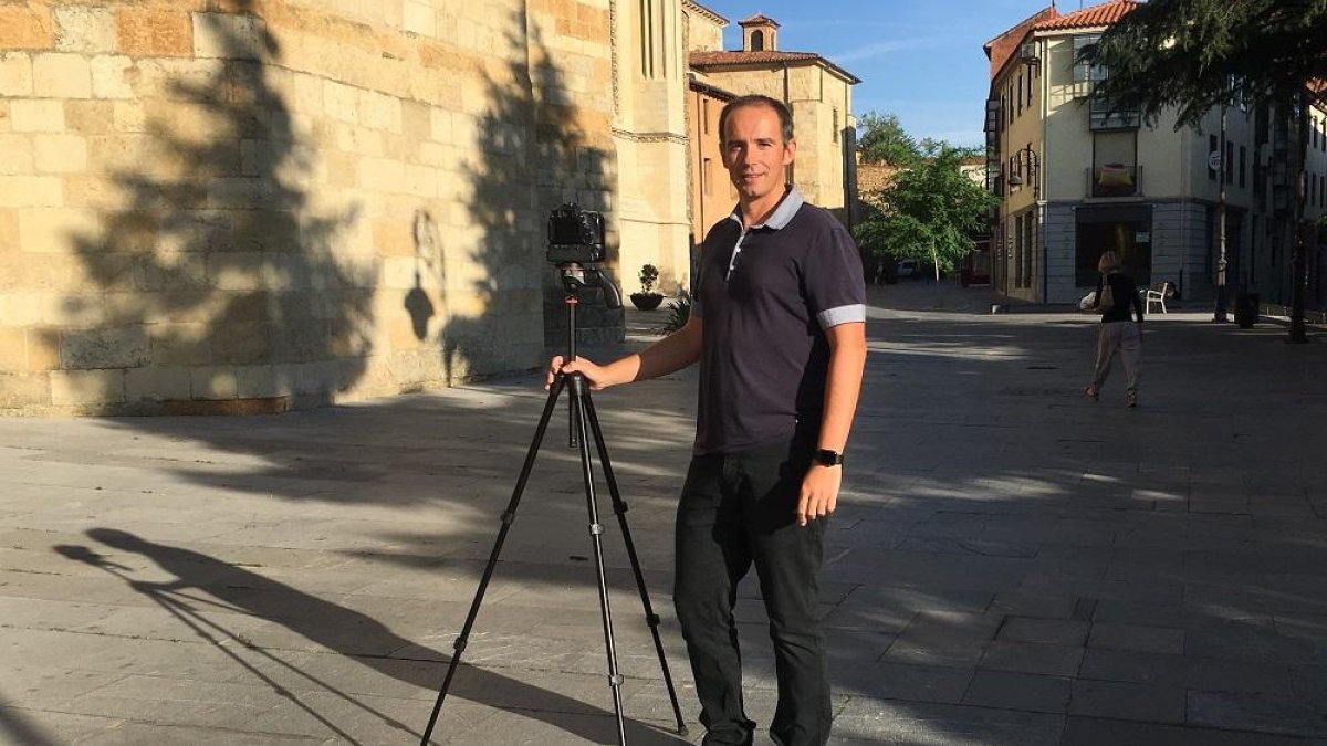 El leonés David Iriondo, responsable de la empresa Visuair, surca los cielos con su equipo de trabajo.-EL MUNDO