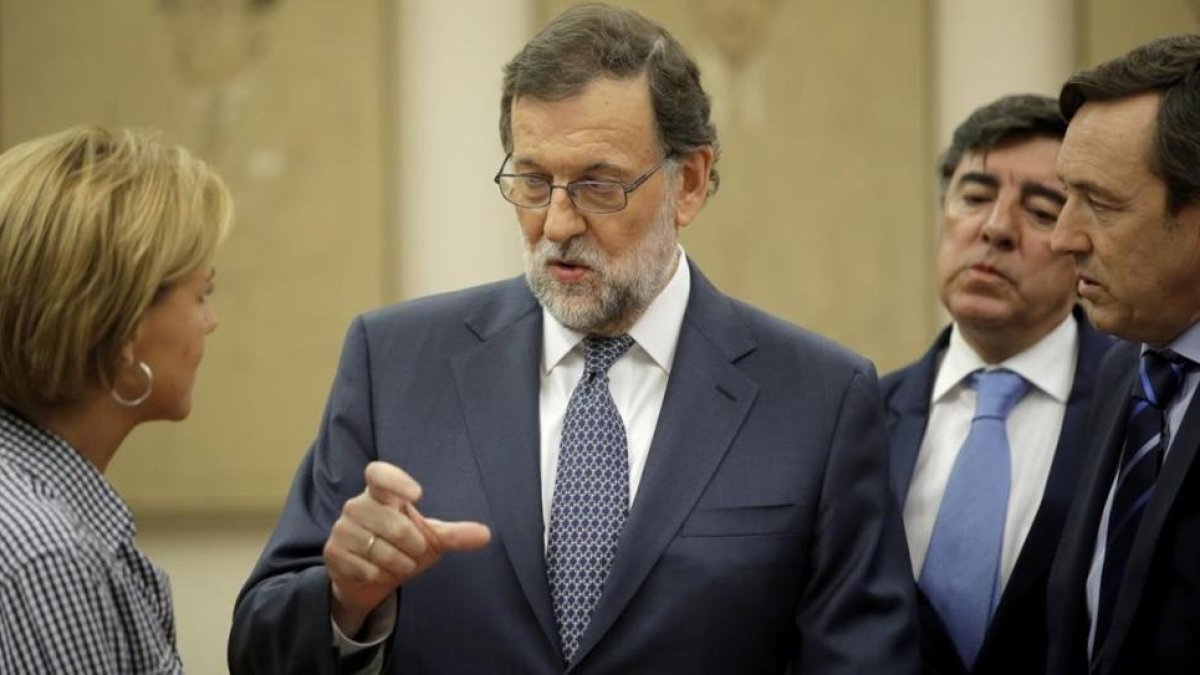 Rajoy, en una reunión del grupo parlamentario del PP en el Congreso.-JOSÉ LUIS ROCA