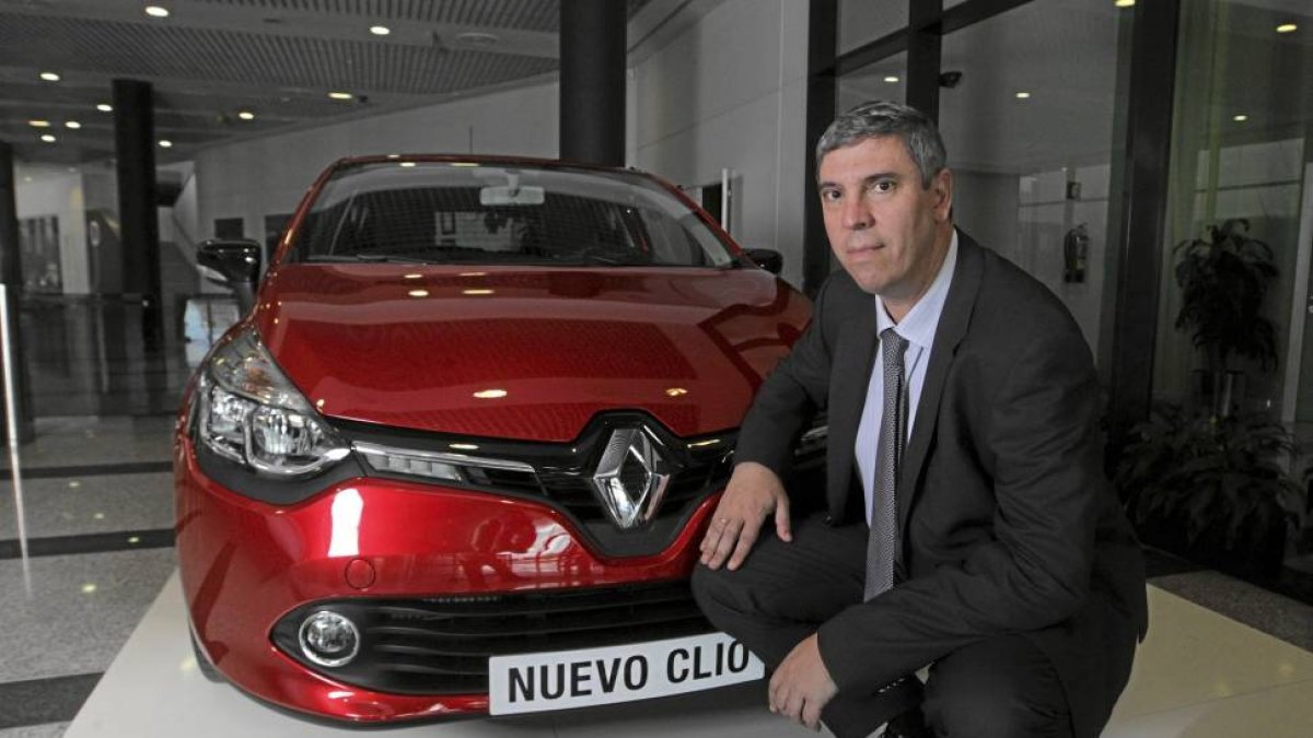 El presidente de Renault, José Vicente de los Mozos, posa junto a un Clio-Paco Toledo