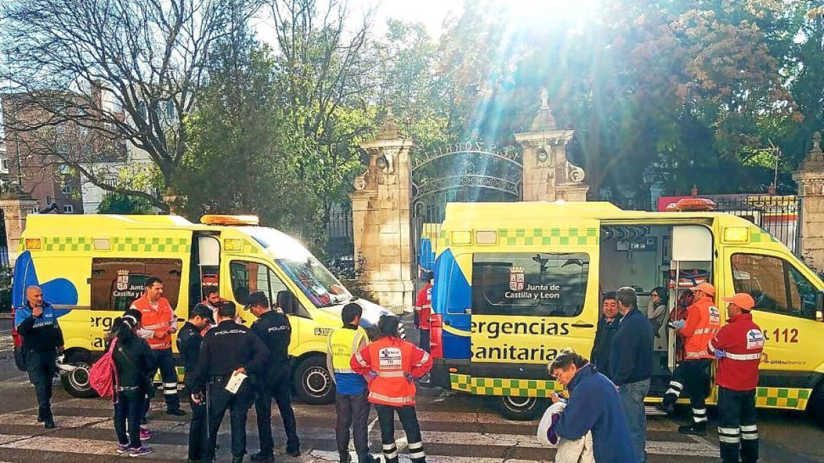 Dos ambulancias atienden a los alumnos intoxicados a causa de la propagación de un gas durante la mañana de ayer en el IES Zorrilla.-E.M.