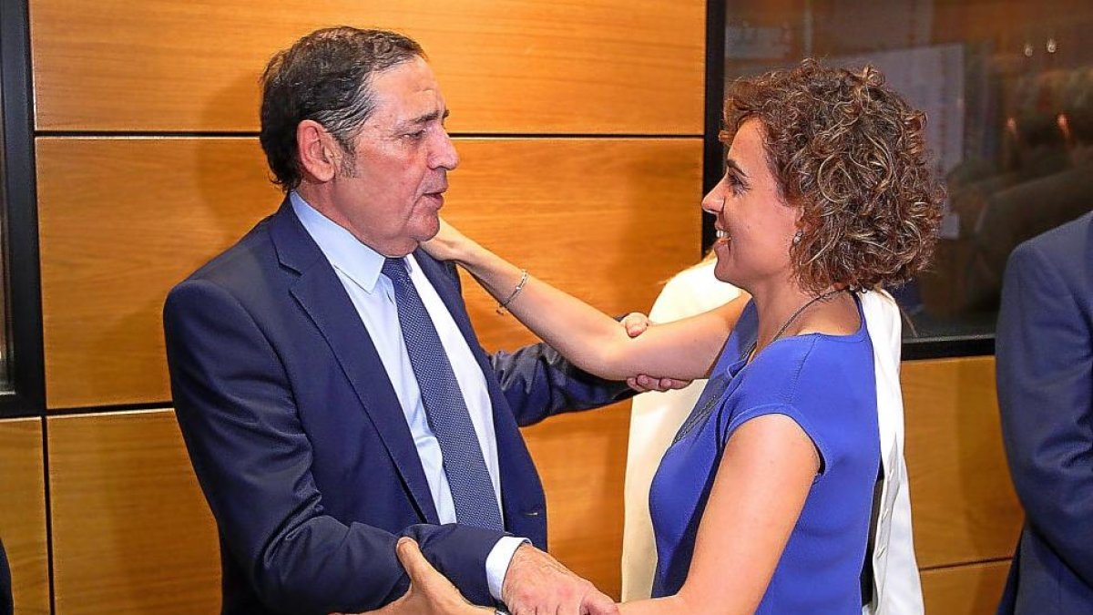 Antonio María Sáez Aguado saluda a la ministra Dolors Montserrat, justo antes de iniciar el consejo interterritorial.-ICAL