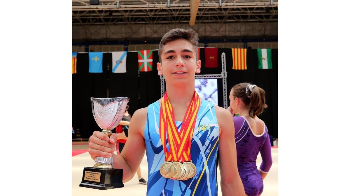 Jorge Lartaum, con su colección de medallas en PromoGym 4.-M. ÁLVAREZ