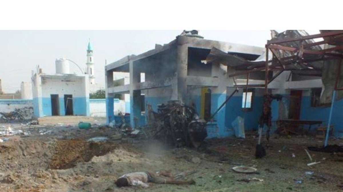 Un cuerpo sin vida yace junto al hospital de Médicos Sin Fronteras bombardeado en Yemen.-STRINGER