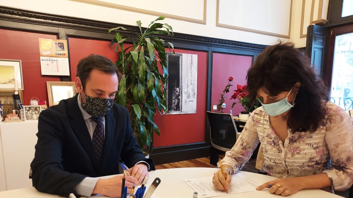 La concejala de Cultura y Turismo, Ana Redondo, y el presidente de la Asociación de Hoteles de Valladolid, Francisco Posada, llegan a un acuerdo para promocionar y apoyar a los alojamientos de la capital.