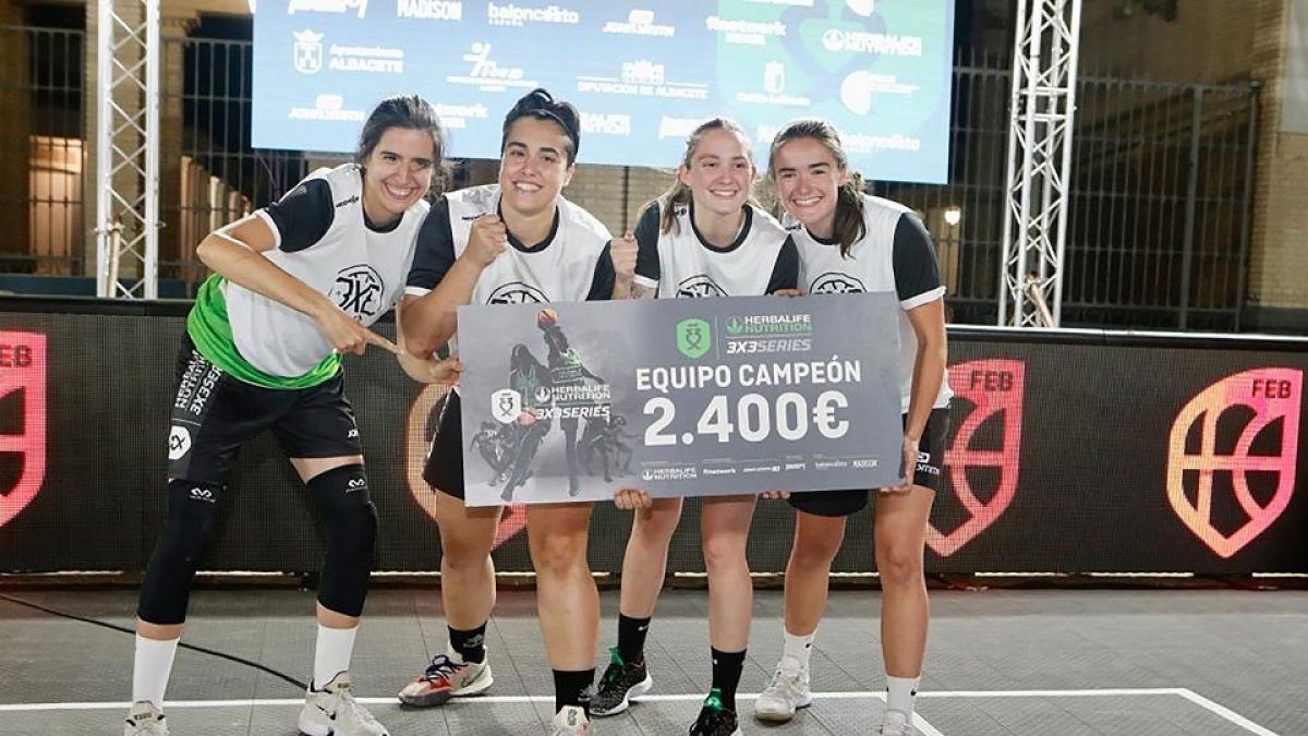 Las cuatro vallisoletanas con el cheque de su triunfo en Albacete. EL MUNDO