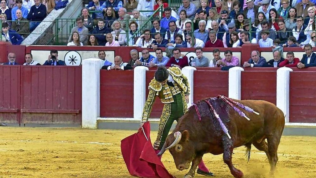 Derechazo compacto y de excelso trazo del sevillano Pablo Aguado, triunfador de la tarde.-FOTOS: JOSÉ SALVADOR