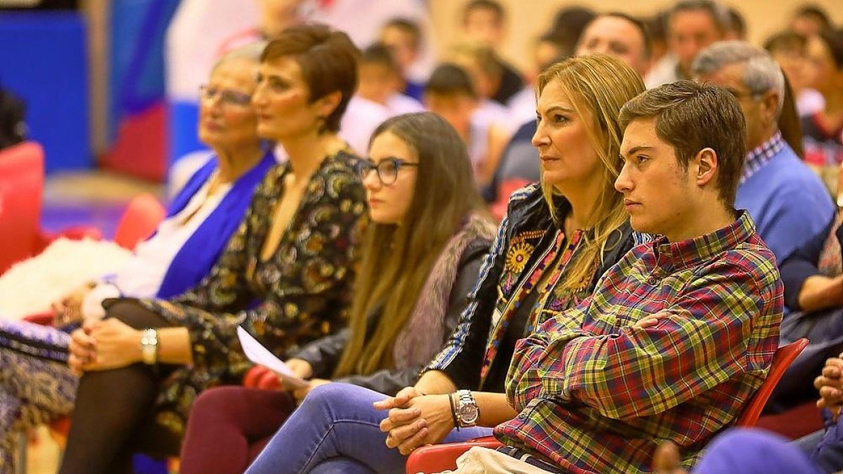 El frontón del polideportivo Pisuerga aunó ayer pasado, presente y futuro, con motivo de la presentación del libro ‘Legado de un capitán’.-PABLO REQUEJO