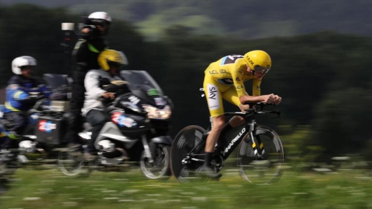 Chris Froome, perseguido por las motos del Tour, camino de Megève.-AFP / KENZO TRIBOUILLARD