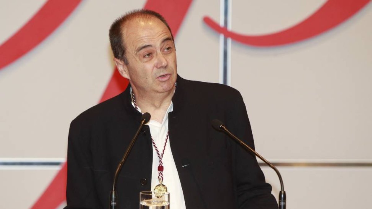 Fermín Herrero Redondo, tras recibir el Premio Castilla y León 2014 de las Letras de manos del presidente de la Junta, Juan Vicente Herrera-J.M.Lostau
