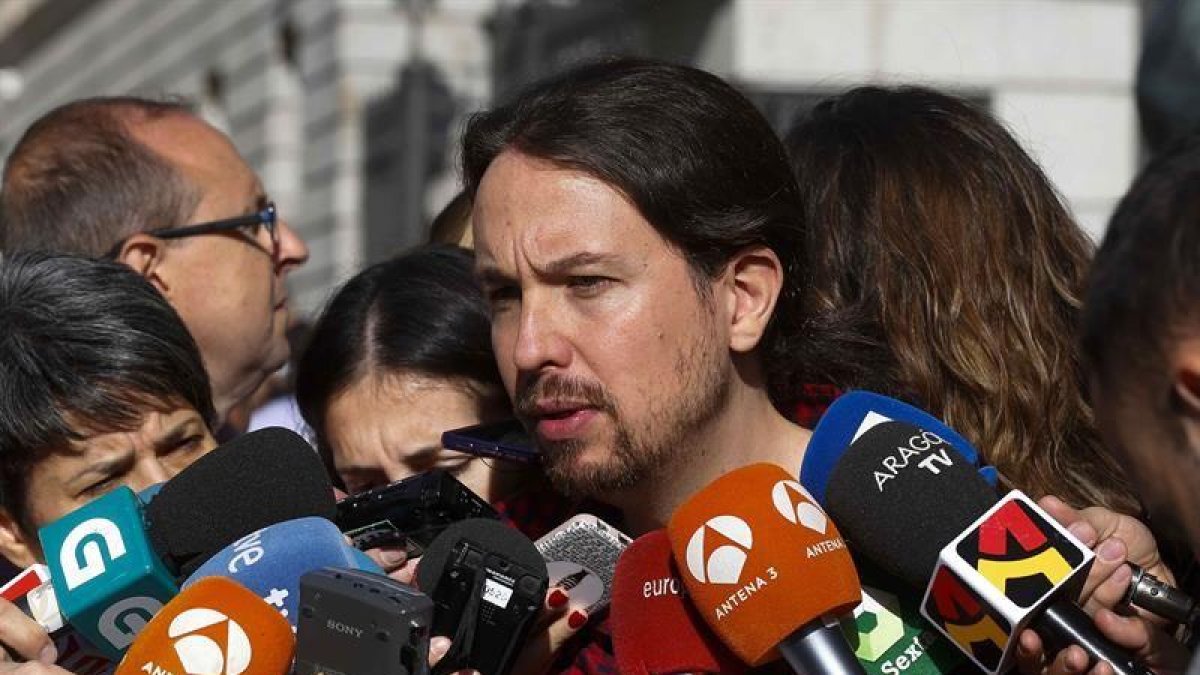 El secretario general de Podemos, Pablo Iglesias, atiende a los medios de comunicación.-EFE