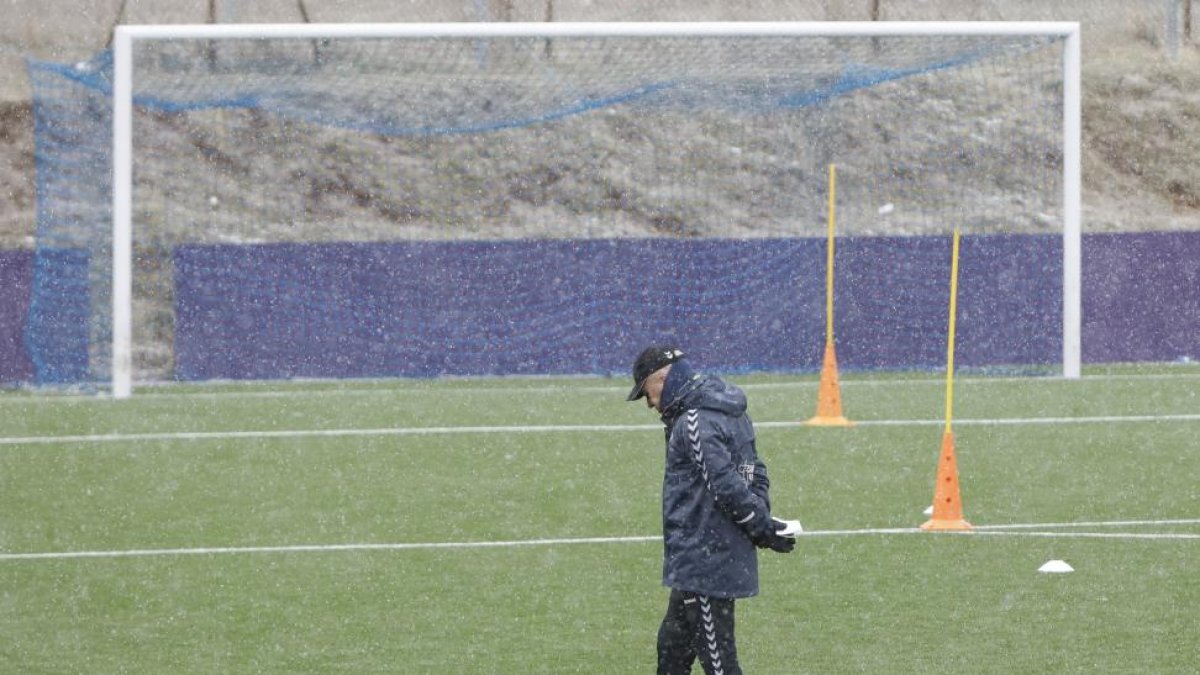 Luis César camina pensativo durante un entrenamiento de esta semana, en los Anexos.-J.M. LOSTAU
