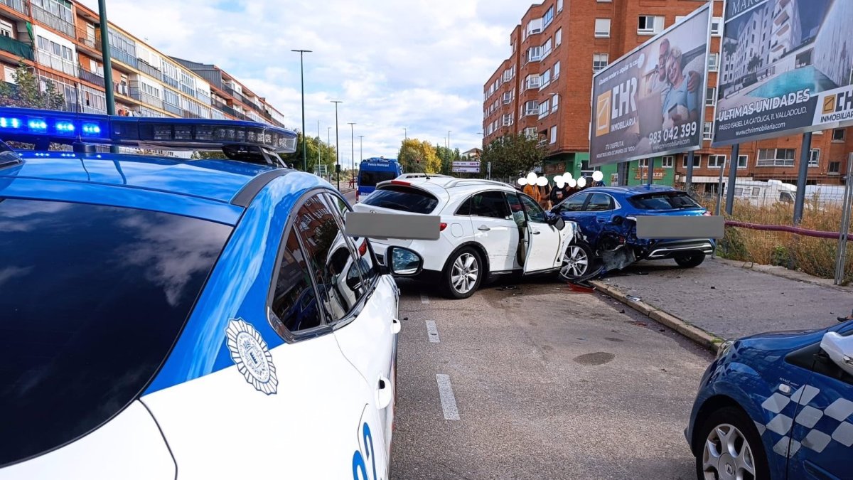 Un turismo se sale de la vía en el paseo San Isidro y derriba un poste de Auvasa - E. PRESS
