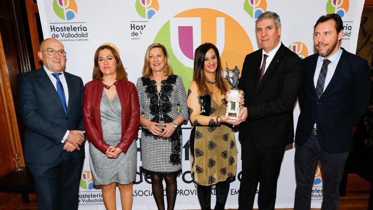 José Vicente de los Mozoa, con los representantes políticos en la gala anual de la Asociación de Hostelería.-J.M. LOSTAU