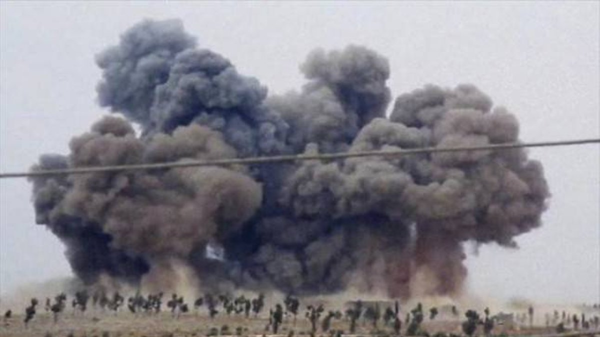 Bombardeo ruso en una localidad de la provincia de Idlib, en Siria.-AP / HADI AL-ABDALLAH