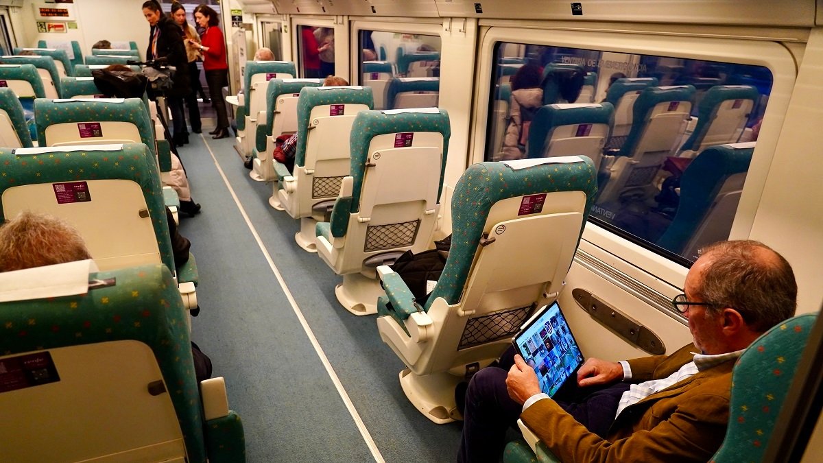 Varios pasajeros en uno d elos trayectos de Alta Velocidad.- ICAL