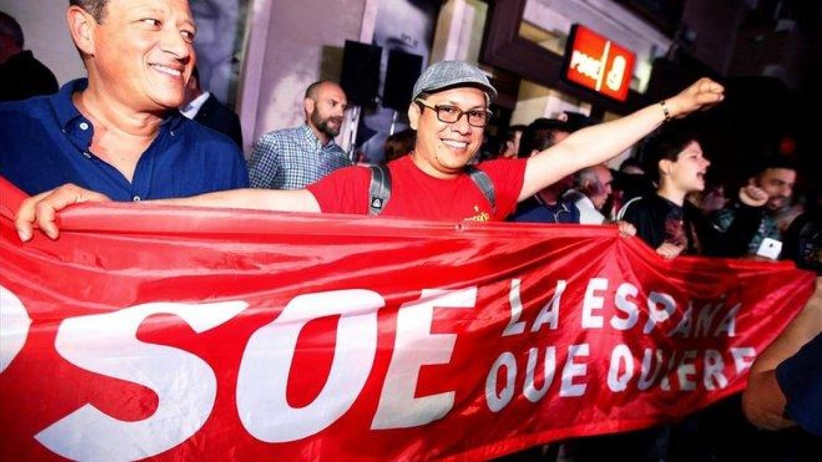 Simpatizantes del PSOE en la puerta de la sede en la calle Ferraz, de Madrid.-JAVIER LÓPEZ (EFE)