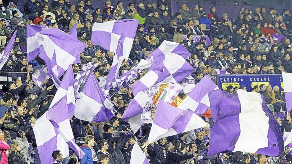Aficionados blanquivioleta, durante un partido de esta temporada.-J.M. LOSTAU