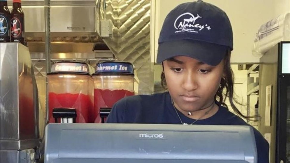 Sasha Obama, con su uniforme de trabajo en la caja del restaurante 'Nancy's' en la isla de Martha's Vineyard  (Massachusetts).-AP / CHRISTOPHER EVANS