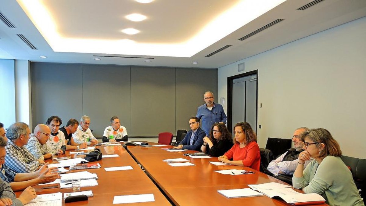 Los representantes sindicales, ayer, con los eurodiputados Iratxe García, Agustín Díaz de Mera y Paloma López.-E. M.