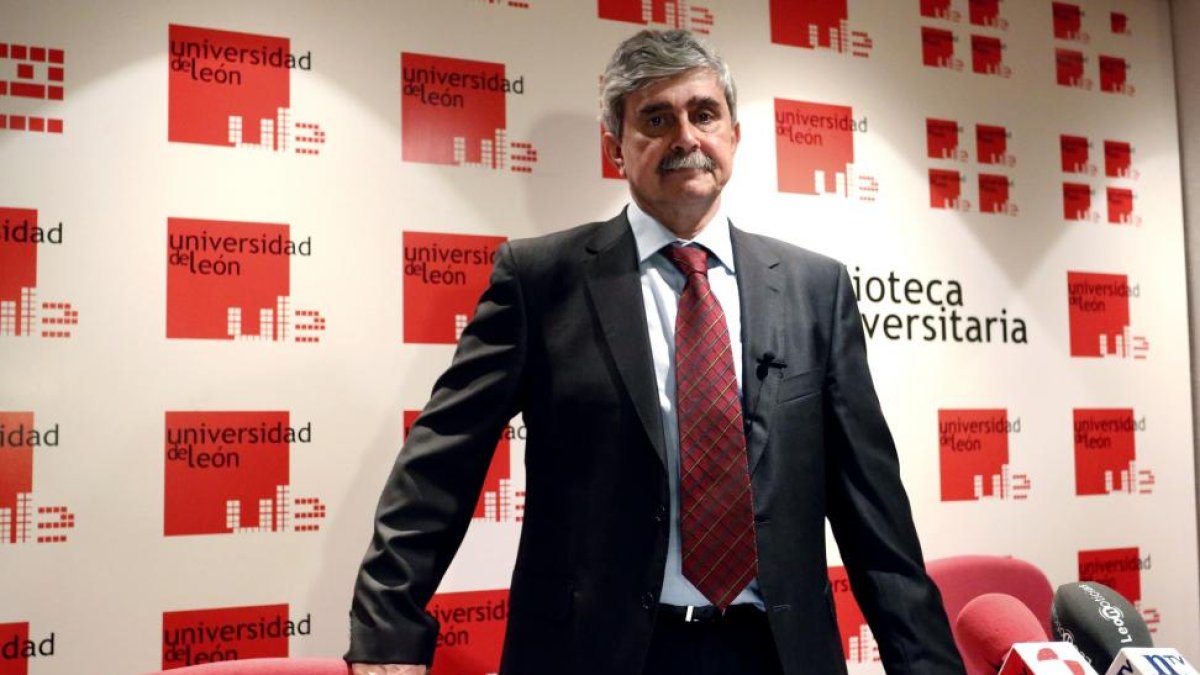 El candidato a rector de la Universidad de León (ULE) Juan Francisco García Marín comparece ante los medios de cara a la celebración de la segunda vuelta de las elecciones universitarias-ICAL