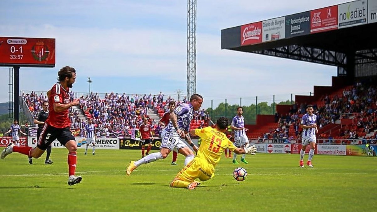 De Tomás encara a Roberto en la jugada que acabó en penalt-PHOTO-DEPORTE