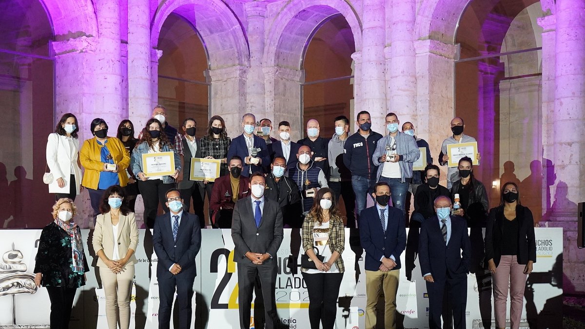 Las autoridades y los galardonados durante la entrega de premios de la XXII Edición del Concurso Provincial de Pinchos de Valladolid.