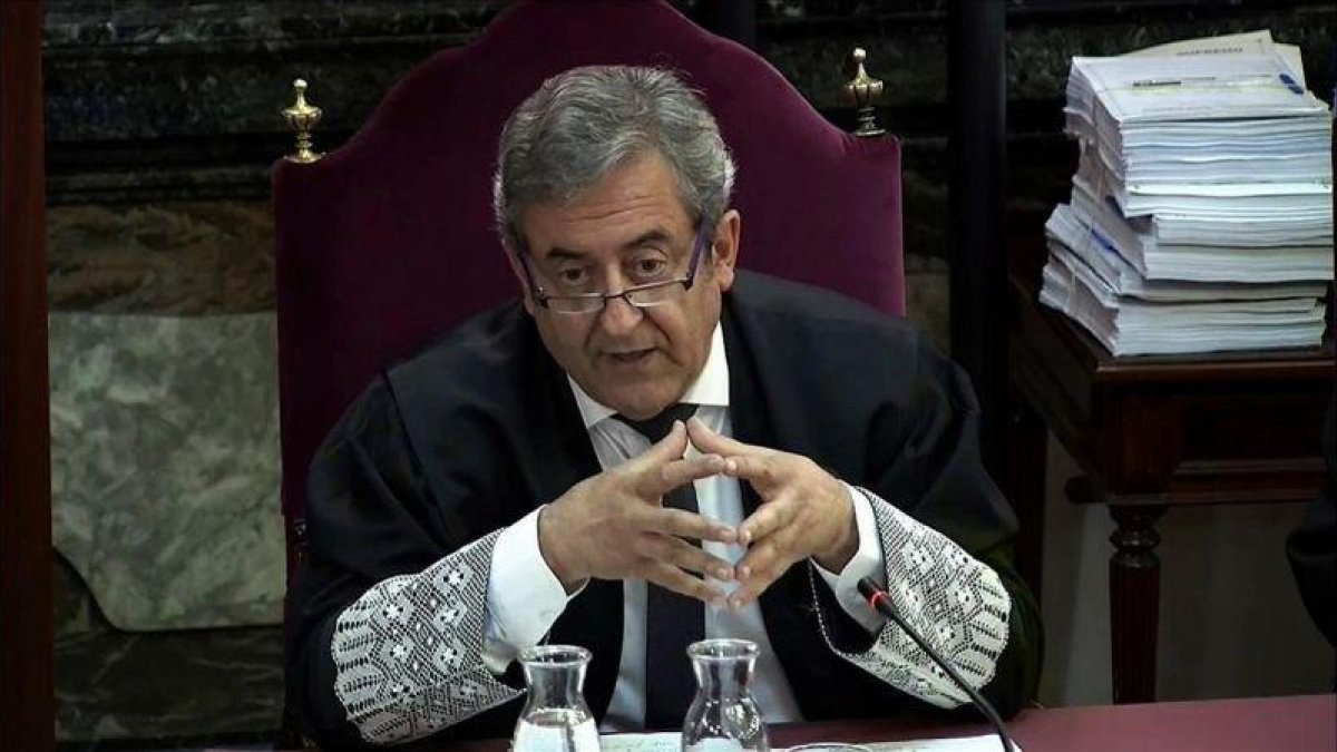 El fiscal Javier Zaragoza lee su informe final en el juicio del procés.-EL PERIÓDICO