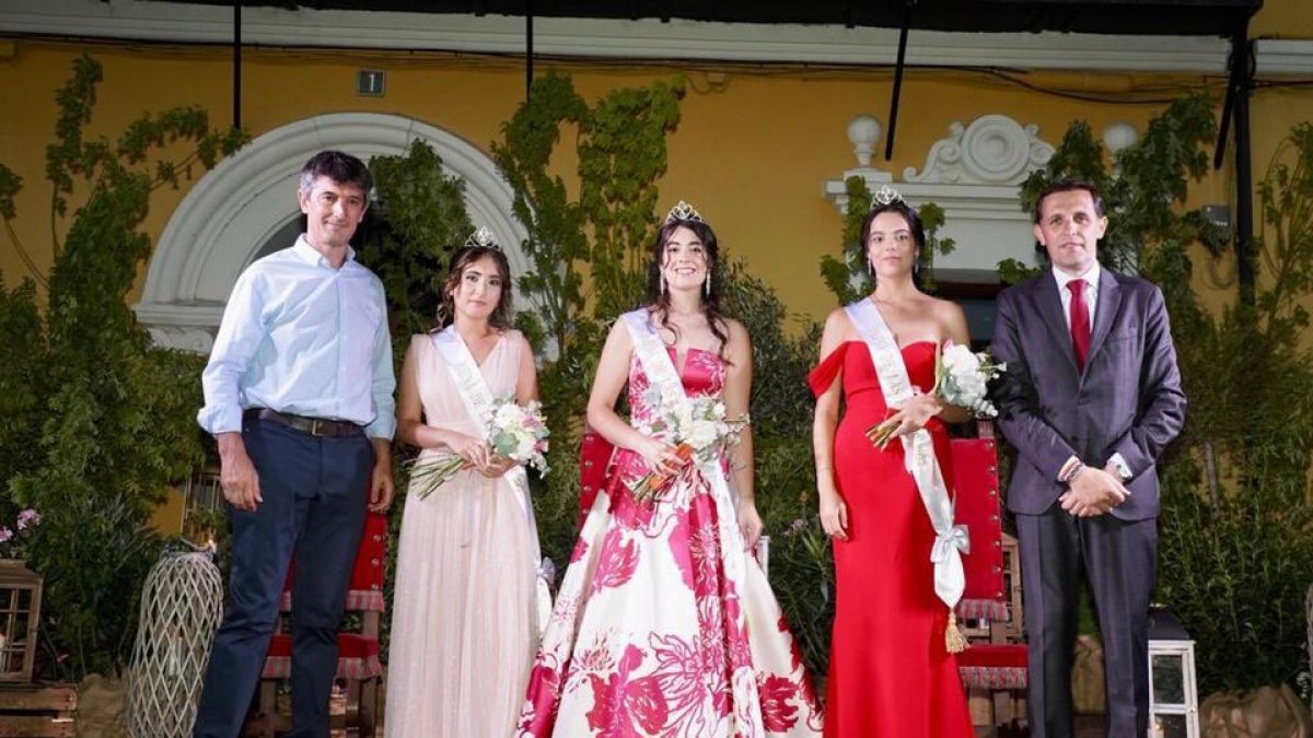 Pacheta junto al alcalde, Conrado Íscar y las Reinas de las Fiestas, Valeria, Estefanía y Sandra.  / E. M.