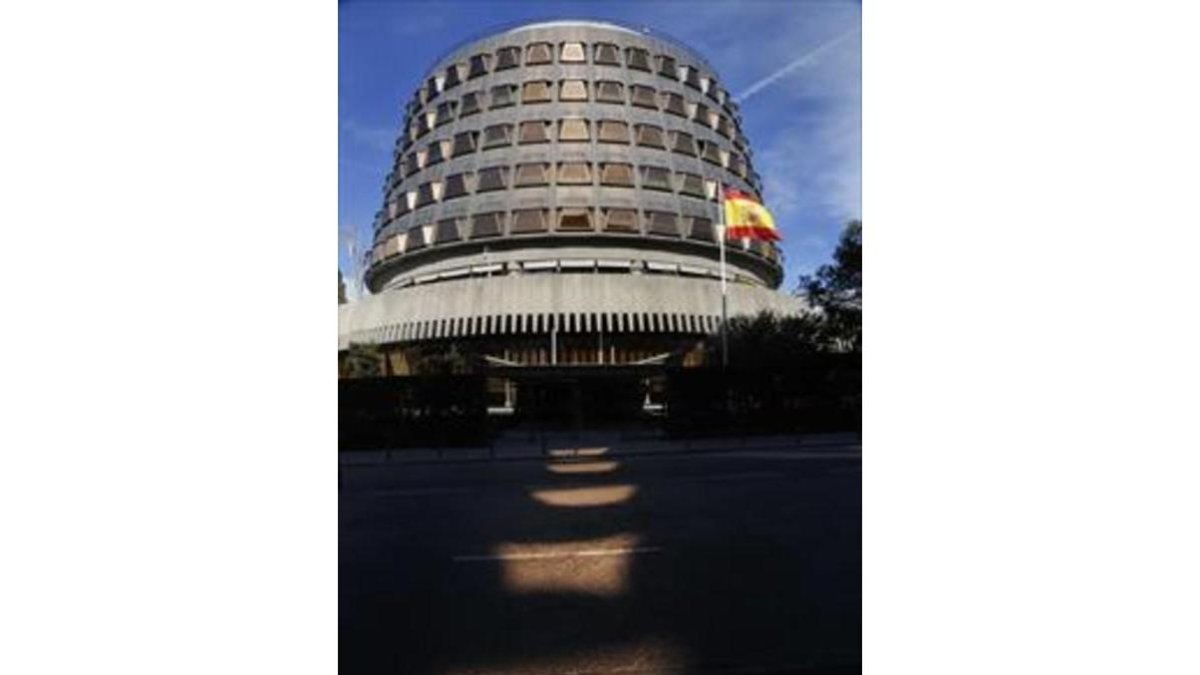 El edificio del Tribunal Constitucional, en Madrid, ayer.-AGUSTÍN CATALÁN